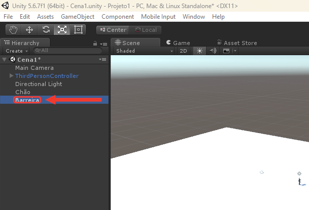 Painel Hierarchy do Unity com Main Camera, ThirdPersonController, Directional Light, Chão e Barreira. A linha Barreira está selecionada, em azul, e uma moldura e uma seta vermelhas destacam o nome Barreira