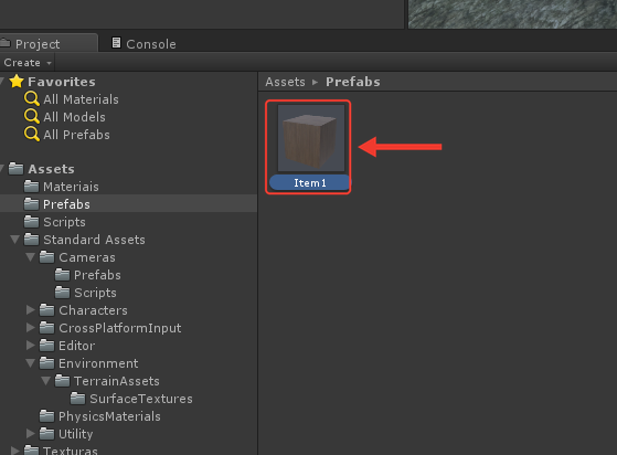 Pasta Prefabs com o arquivo Item1 de madeira selecionado. Uma seta vermelha aponta para o Prefab Item1