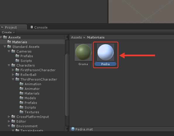 Painel Project na pasta Materiais com o material Pedra selecionado, com o nome destacado em azul. Uma marcação vermelha com seta destaca o material Pedra