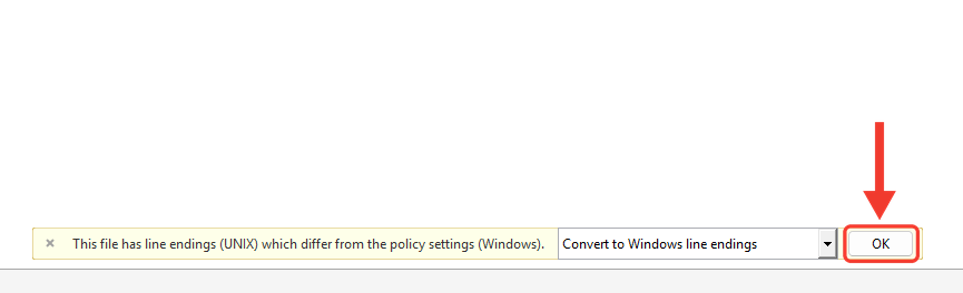 Faixa amarela do MonoDevelop avisando que o arquivo tem line endings UNIX diferentes da política do Windows, com a opção Convert to Windows line endings e o botão OK. Uma seta vermelha aponta para o botão OK